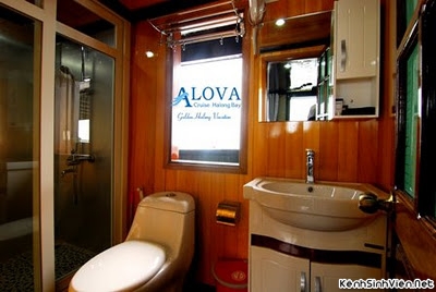 KenhSinhVien-bathroom-on-alova-gold-cruise.jpg