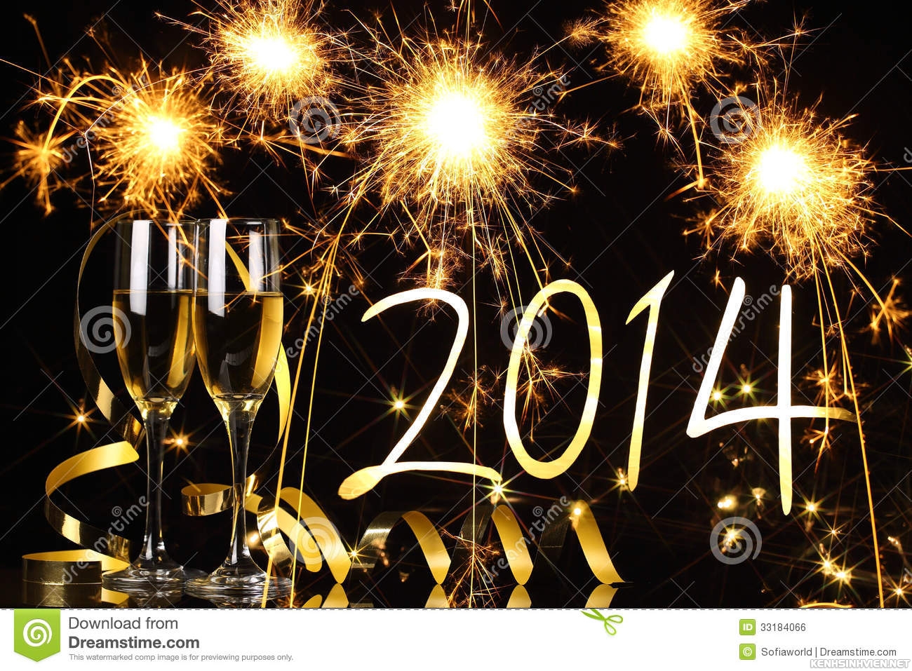 KenhSinhVien-celebration-new-year-glasses-champagne-against-fireworks-33184066.jpg