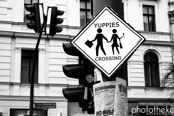 yuppies-crossing-berlin-street-art-installation-citenoir-d57a3.jpg
