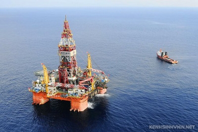 photo-of-gian-khoan-haiyang-981-deepsea-drilling-rig-tq-from-bao-gd-040614.jpg