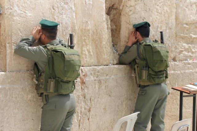180163-soldiers-praying-at-the-western-wall-preview.jpg